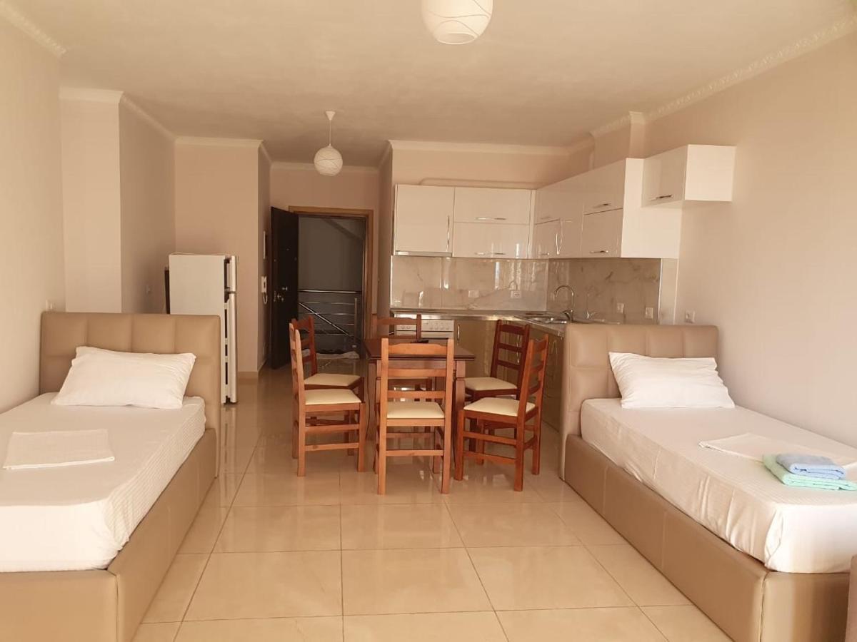 Xhulio Appartement *