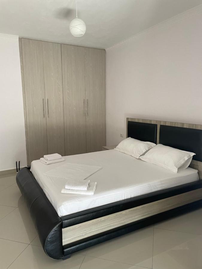 Xhulio Appartement *