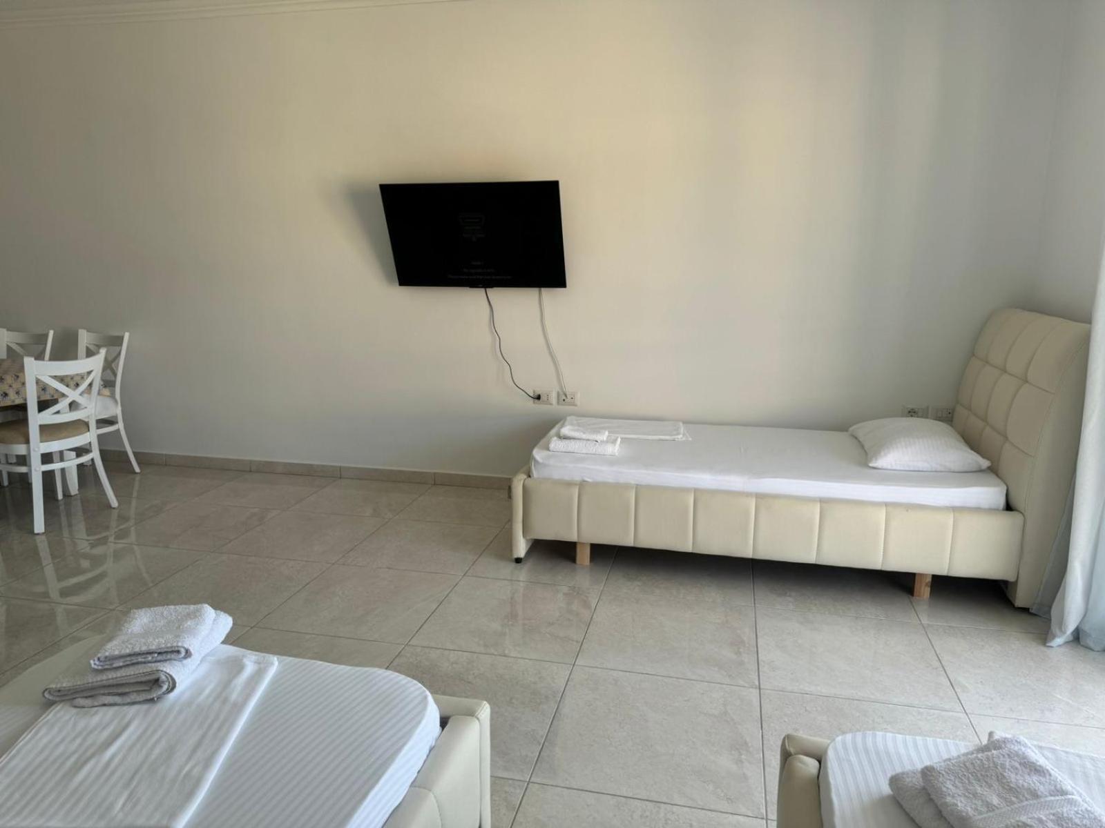 Xhulio * Saranda