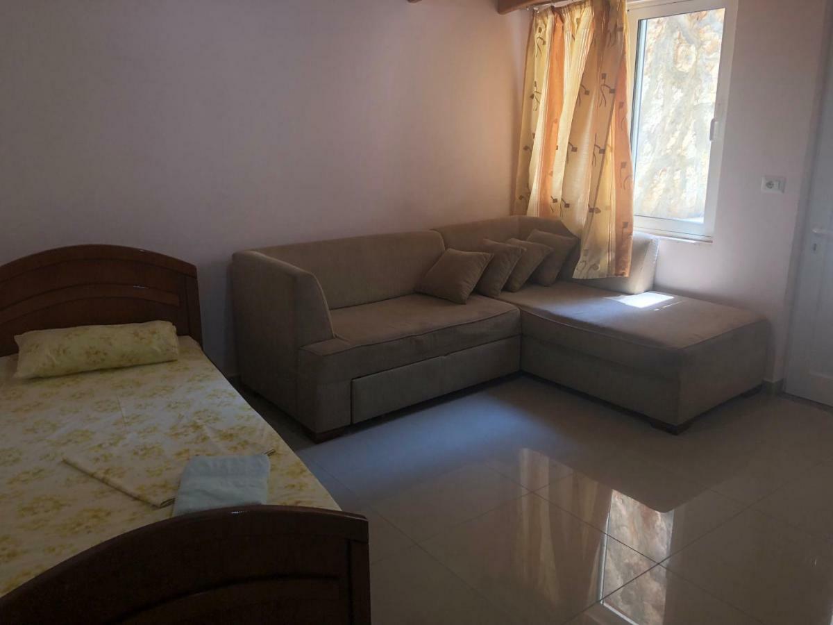 Xhulio Appartement *